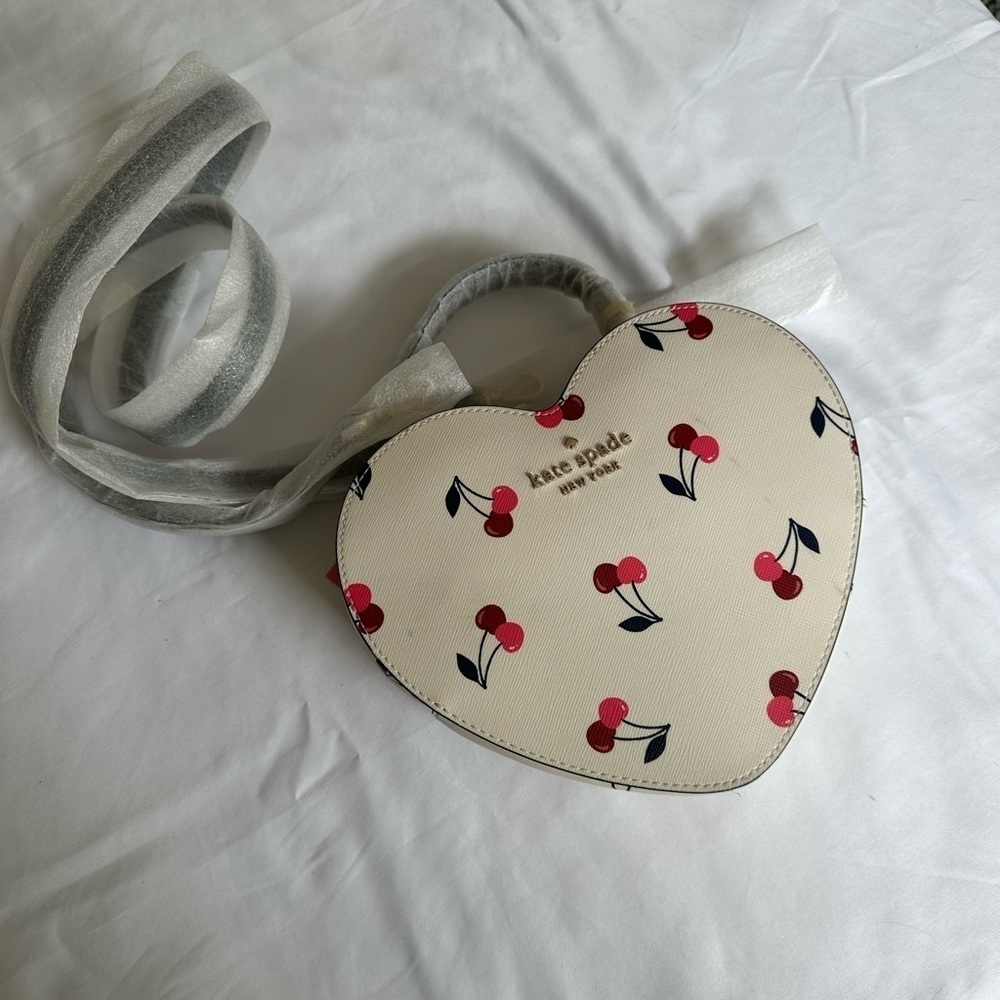 Kate SPADE HEART CROSSBODY PURSE - Picture 10 of 10